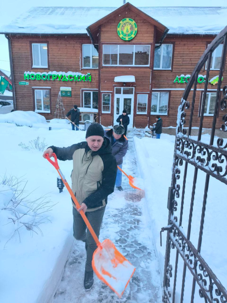 Новогрудчане помогают коммунальным службам в уборке снега