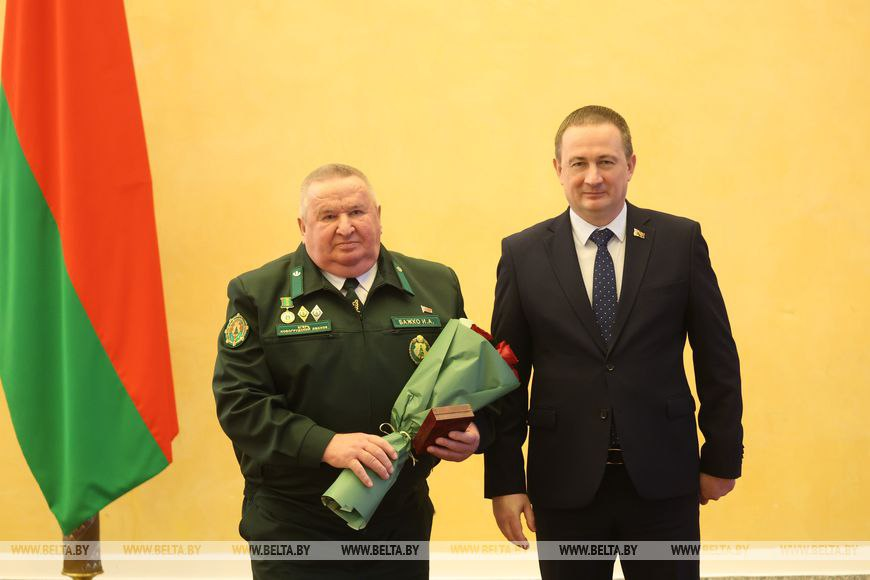 Гордость Новогрудчины. Премьер-министр Александр Турчин вручил медаль «За трудовые заслуги» егерю Игорю Бажко 